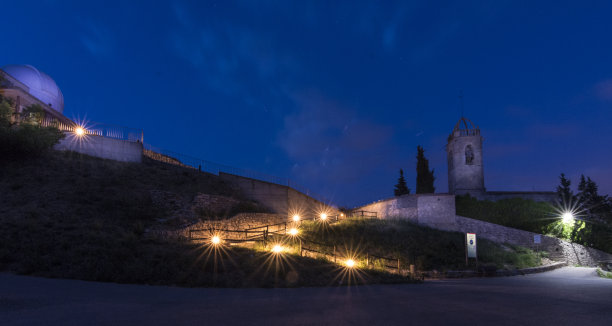 夜幕下的教堂图片下载