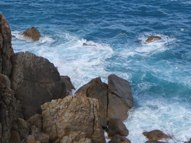 岩石悬崖进入危险的海浪图片下载