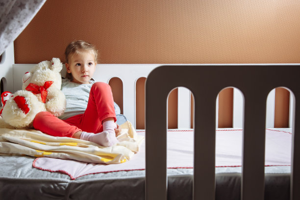 可爱的小女孩准备睡觉了。图片下载