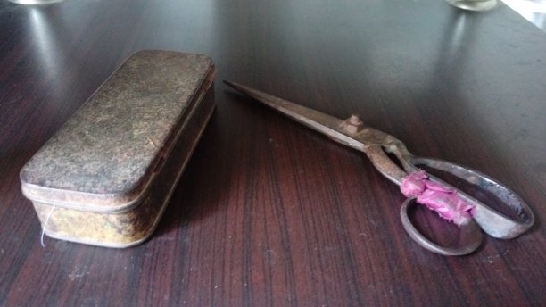 当地工具箱和剪刀图片下载