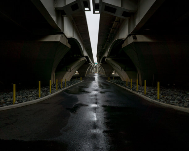 桥下的雨图片下载
