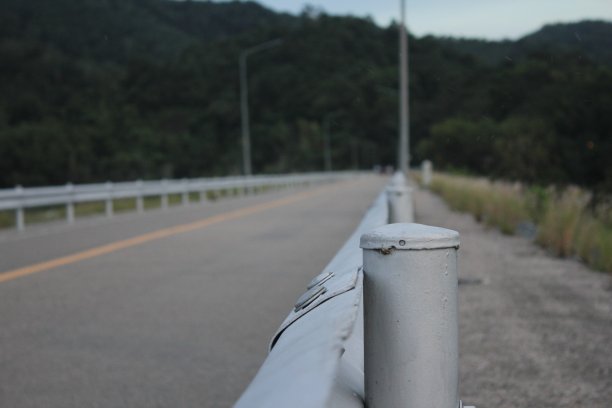 有屏障的沥青路面图片下载