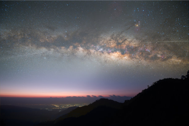 国际空间站用黄道光穿越银河系图片下载