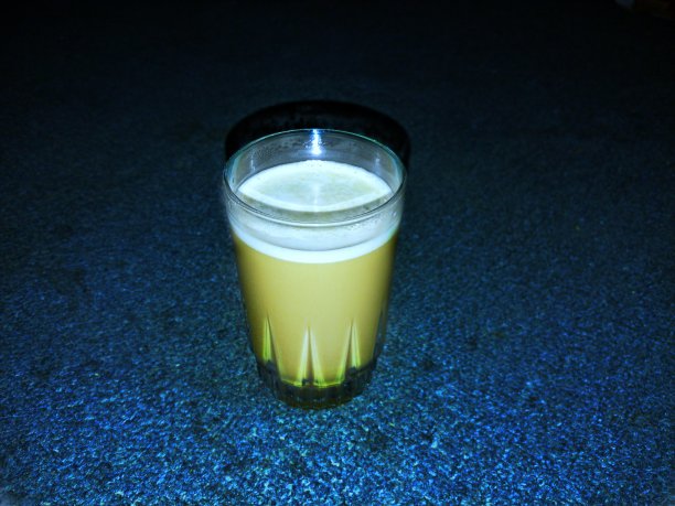 光滑玻璃杯中的卡布奇诺图片下载