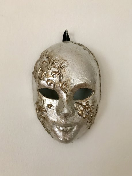 威尼斯手工面具与银色涂层孤立在白色背景图片下载