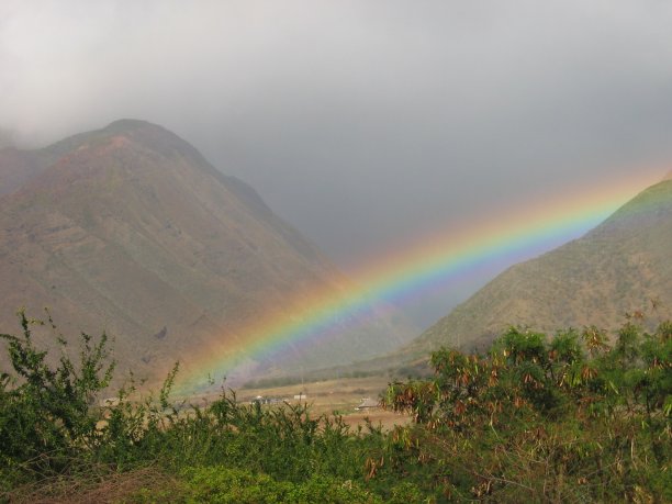 彩虹横越西毛伊山图片下载