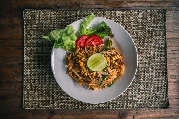 白盘子里的泰式炒面。图片下载