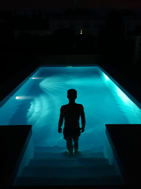 Silhoutte走进水池图片下载