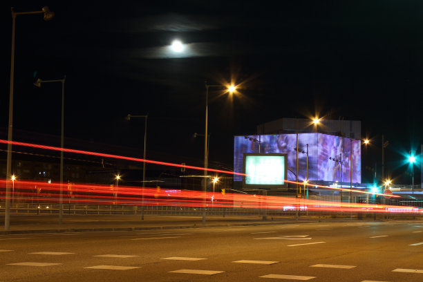 西班牙萨拉戈萨德里西亚火车站，夜间长时间暴露红灯痕迹和停车尾灯图片下载