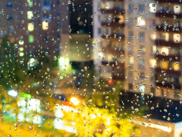 傍晚透过水滴看到模糊的房屋图片下载