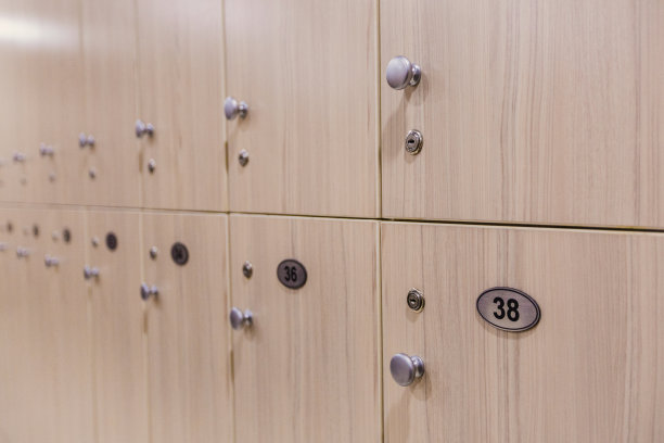 酒店的衣帽间或健身房，木制秤图片下载