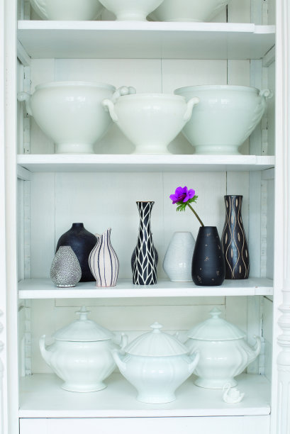架子上的花瓶特写图片下载