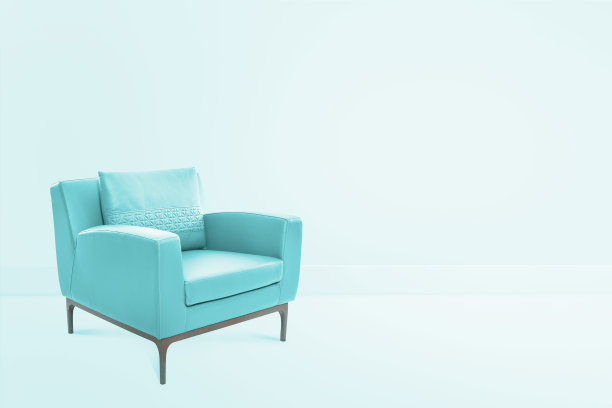 彩色房间里用于复印空间的木材和织物椅子。空房间图片下载