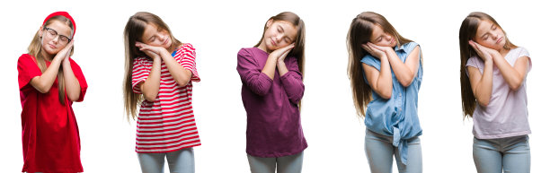 年轻美丽的小女孩的拼贴在孤立的背景，睡觉，累了，做梦，摆姿势与手在一起，闭着眼睛微笑。图片下载