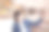一名年轻女子在美术馆或学校自拍的肖像图片下载