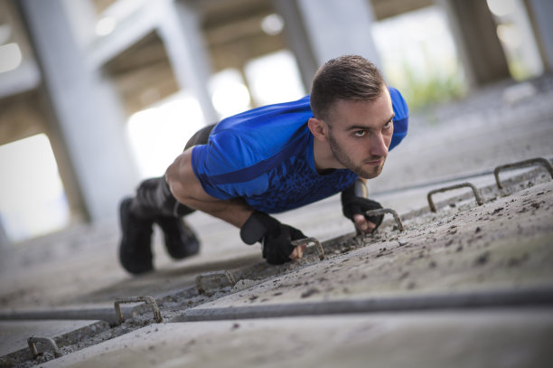 运动。做俯卧撑的年轻运动员图片下载