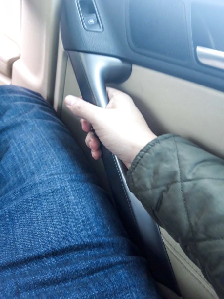 男人从里面用手推开车门图片下载