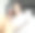 年轻漂亮的女人在卧室里，手里拿着饮料图片下载