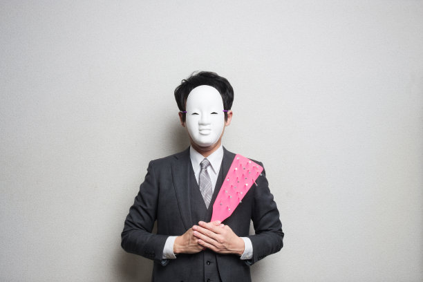 戴面具拿着新年饰品的商人图片下载