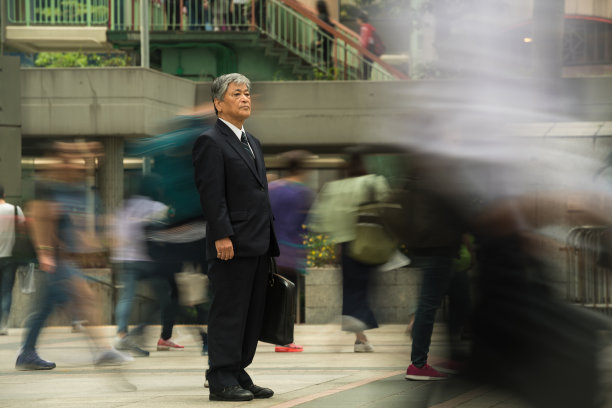 从人群中脱颖而出的资深亚洲商人图片下载