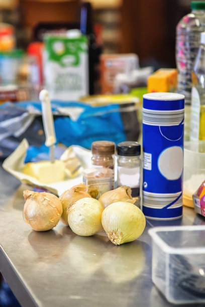 桌子上放着洋葱和其他食物。图片下载