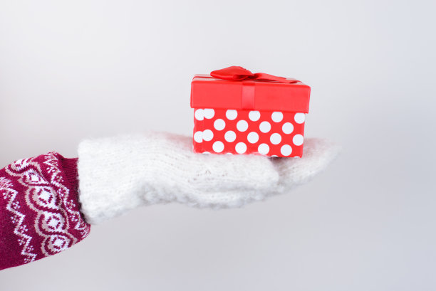 情人节爱的概念。侧面侧面裁剪近距离的照片可爱的漂亮的时尚的漂亮的白色蓬松的手套拿着盒子孤立在灰色的背景拷贝空间图片下载