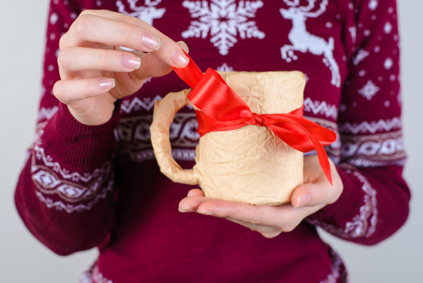 为公司同事送礼的理念。裁剪近距离的小简单的照片，为人们手持孤立的灰色背景拷贝空间图片下载