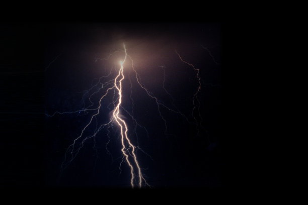 夜间空中闪电的低角度观察图片下载