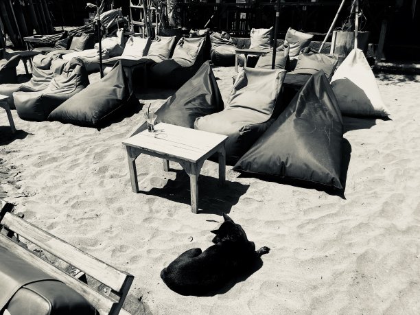 印度尼西亚巴厘岛水明漾白色热带沙滩，黑白相间图片下载