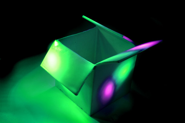 颜色盒-颜色盒在黑暗中图片下载