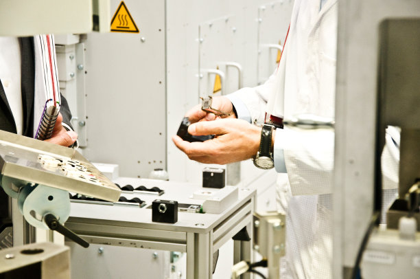 男工程师(科学家)在实验室检查标本图片下载