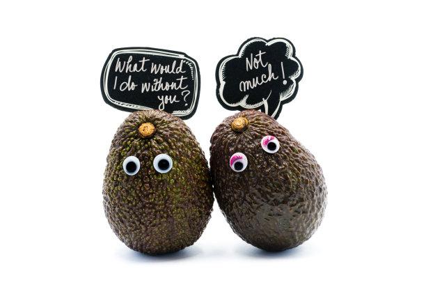 浪漫的牛油果配上瞪大的眼睛，带有文字的语音泡泡，有趣的食物和创意项目的爱情概念图片下载