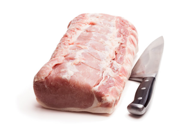 鲜猪肩关节孤立上白。准备做饭。图片下载