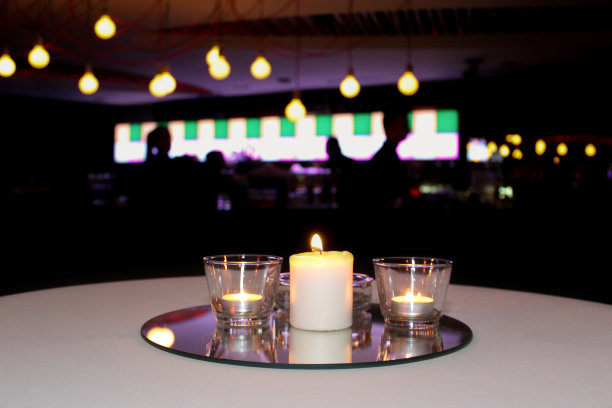 咖啡吧桌上的空酒杯和点燃的蜡烛图片下载