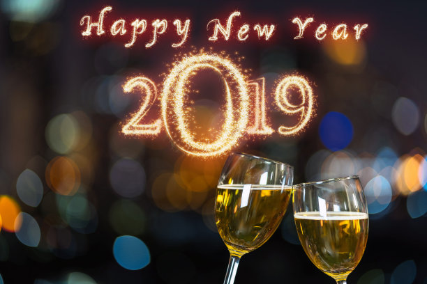 2019年新年快乐，用两个啤酒杯或玻璃杯碰杯，在城市景观的照片上庆祝，派对和庆祝新年快乐的概念图片下载