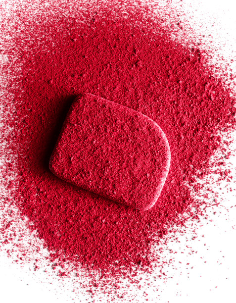 抹上红色眼影的化妆海绵。孤立在白色背景上。图片下载