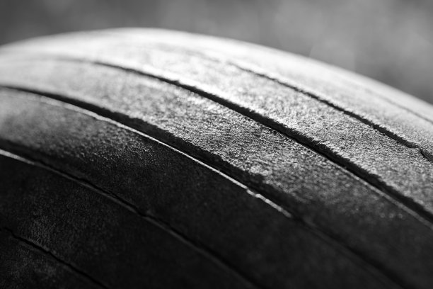 车辆的旧胎面花纹，汽车车轮磨损降低安全性黑白特写照片图片下载
