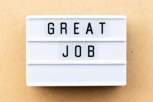 灯箱与字伟大的工作在木材背景图片下载