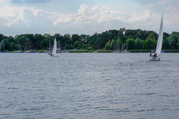 平静的湖面上的帆船在水中倒映。宁静安详的风景。水平的照片。图片下载