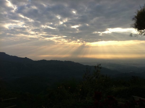 新一天清晨的第一缕阳光图片下载