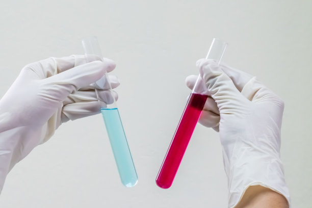 用手套将试管中的有色液体拿在手上图片下载