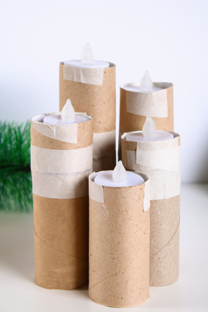 如何让白色圣诞蜡烛塞卫生纸卷，热胶，油漆和蜡烛。孩子们的创造力。圣诞diy。一步一步的在照片上，说明。图片下载