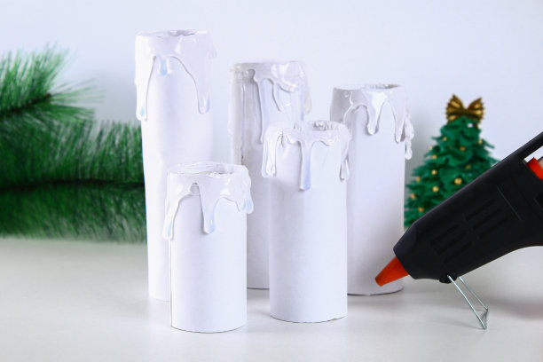 如何让白色圣诞蜡烛塞卫生纸卷，热胶，油漆和蜡烛。孩子们的创造力。圣诞diy。一步一步的在照片上，说明。图片下载