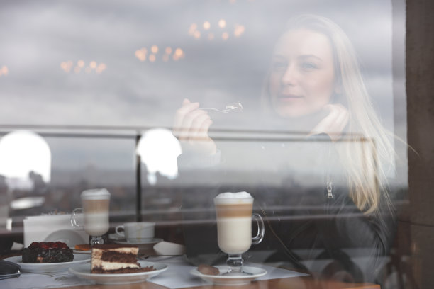 在咖啡馆里的漂亮女人图片下载