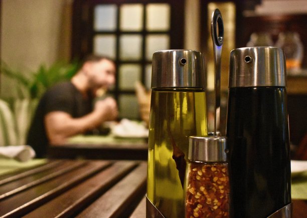 餐桌上的橄榄油和香料图片下载