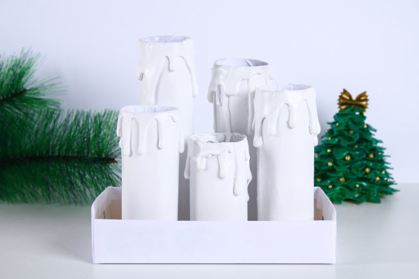 如何让白色圣诞蜡烛塞卫生纸卷，热胶，油漆和蜡烛。孩子们的创造力。圣诞diy。一步一步的在照片上，说明。图片下载