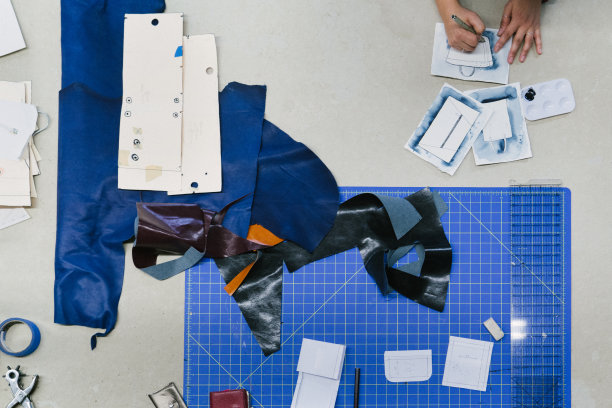 时装设计师在她的工作室工作。图片下载