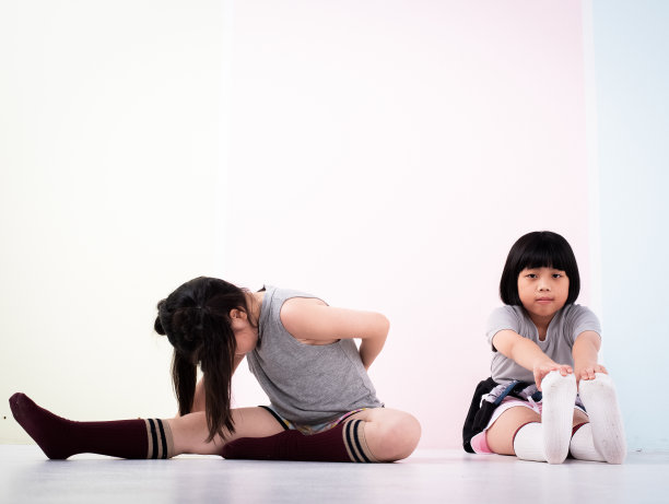 姐妹俩一起伸展身体，才开始锻炼图片下载