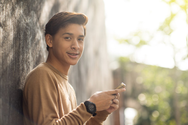 亚洲朋友在户外用智能手机降温图片下载