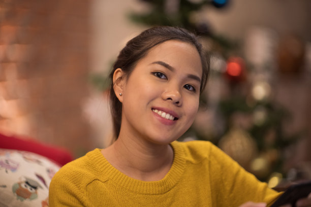 亚洲朋友在户外用智能手机降温图片下载